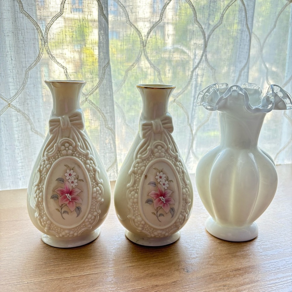 🏡Shabby Chic White Ceramic Floral Bud Vases - Set of 3